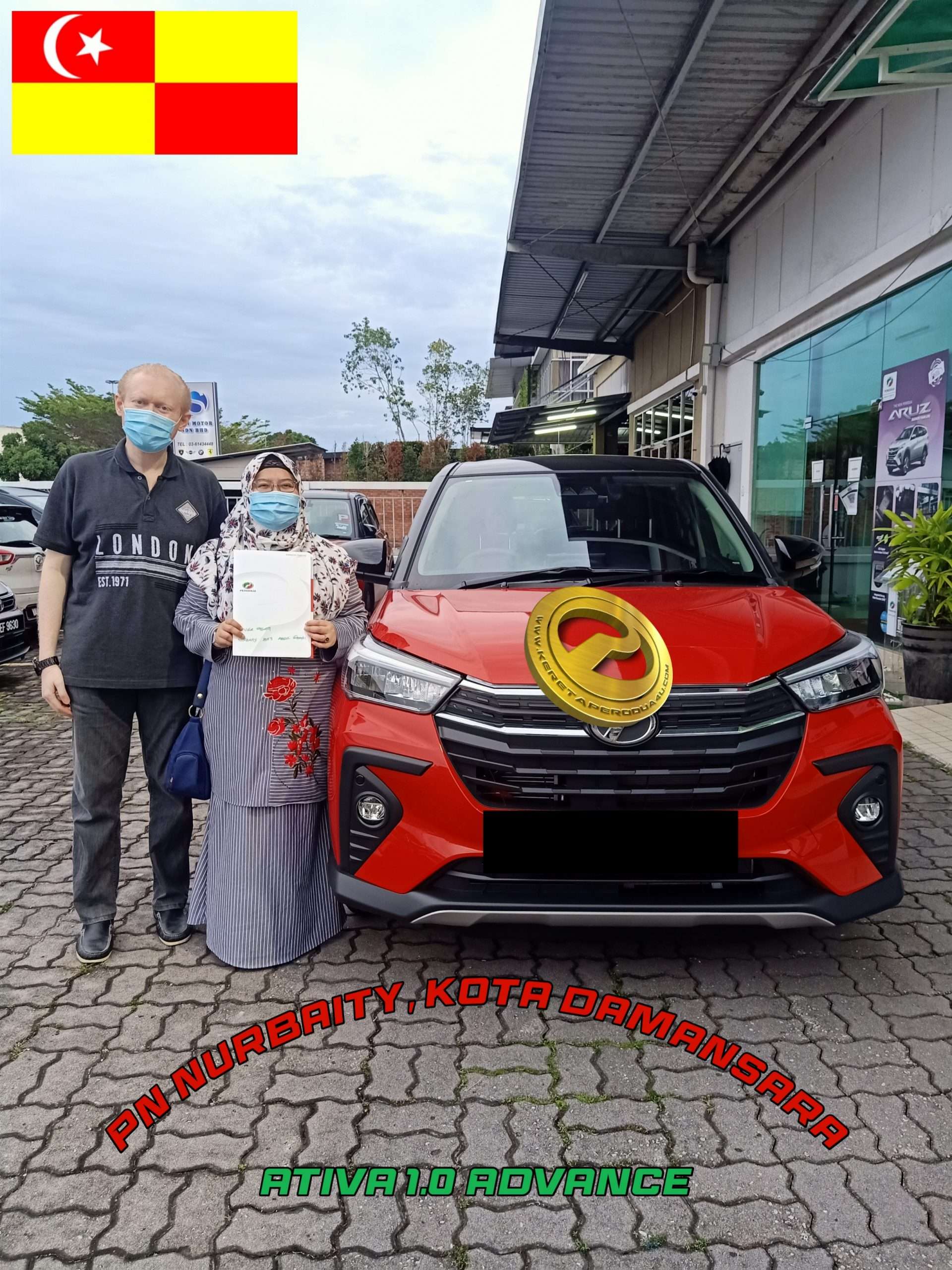 Pelanggan menerima kereta Perodua bersama Nazrul Perodua