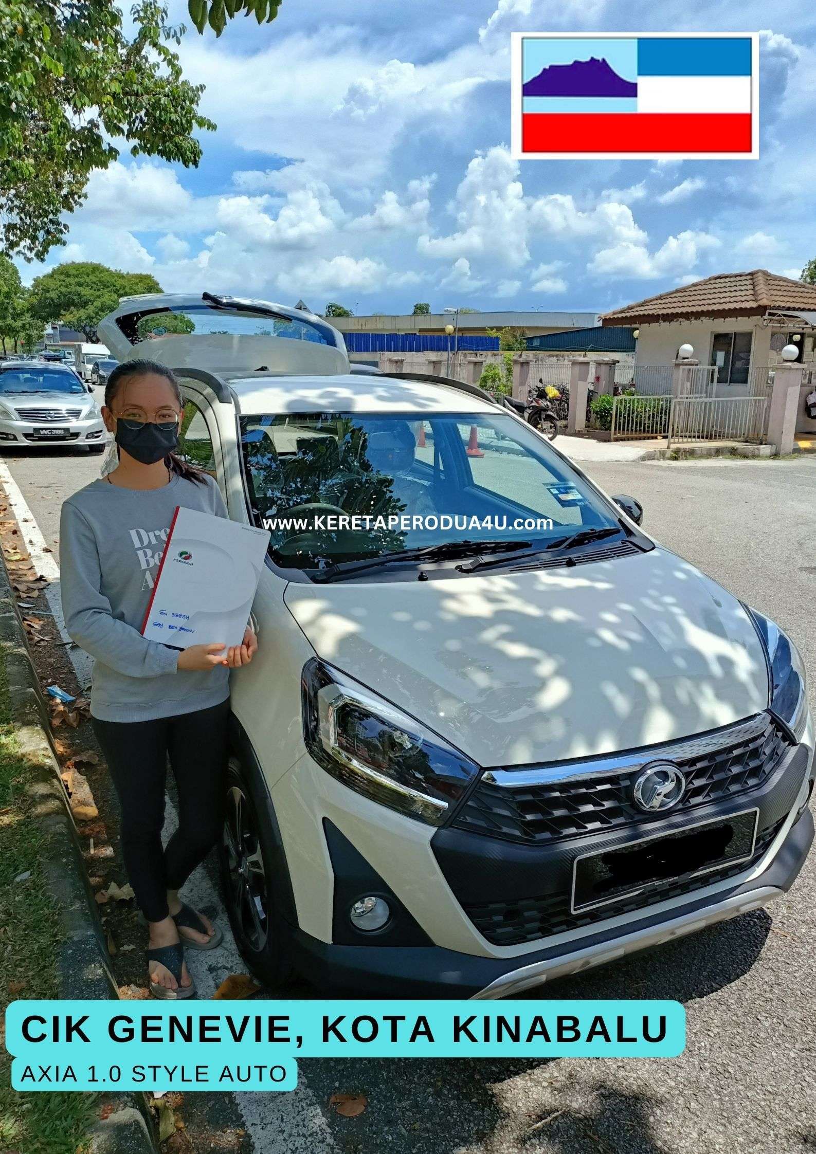Pelanggan Perodua bersama kereta selepas proses pembelian