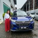 Pelajar IPT menerima kereta Perodua selepas semakan kelayakan dan dokumen Skim Pelajar Perodua