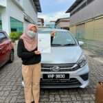 Pelajar IPT menerima kereta Perodua selepas semakan kelayakan dan dokumen Skim Pelajar Perodua