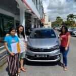 Pelajar IPT menerima kereta Perodua selepas semakan kelayakan dan dokumen Skim Pelajar Perodua