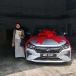 Pelajar IPT menerima kereta Perodua selepas semakan kelayakan dan dokumen Skim Pelajar Perodua