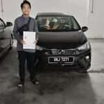 Pelajar IPT menerima kereta Perodua selepas semakan kelayakan dan dokumen Skim Pelajar Perodua