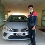 Pelajar IPT menerima kereta Perodua selepas semakan kelayakan dan dokumen Skim Pelajar Perodua
